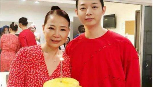 霍尊|曾是歌坛一姐，被迫离婚后退出乐坛，儿子成名后前夫却跑来沾光