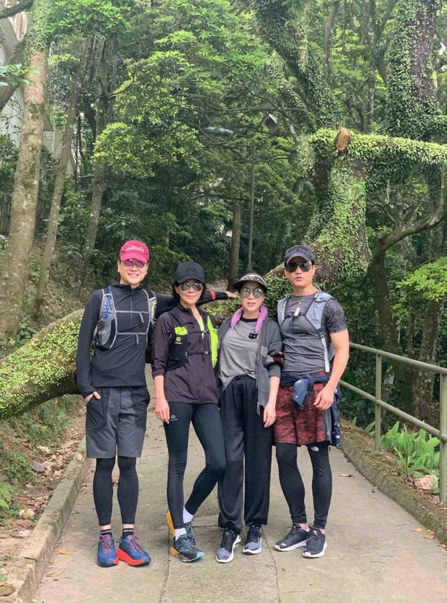 靳东:当55岁刘嘉玲撞上63岁吕良伟,两人素颜登山,谁更抢镜一看便知