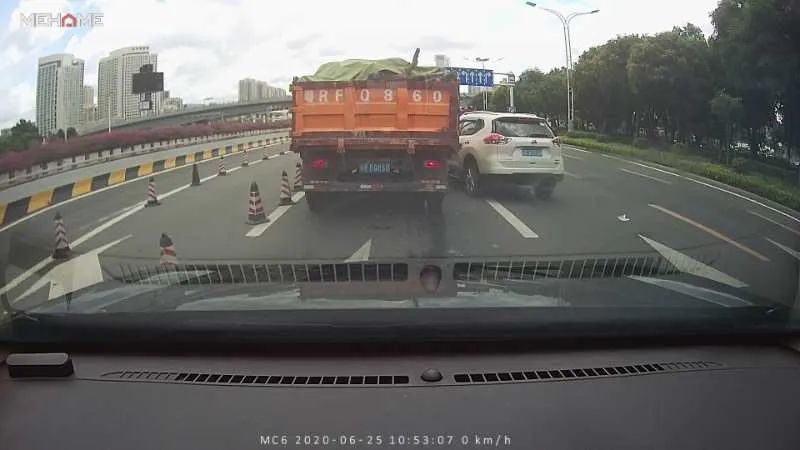 「德阳」网友举报：鲁N面包车珠海大道逼停奥迪还动手拍车窗！调查结果反转！