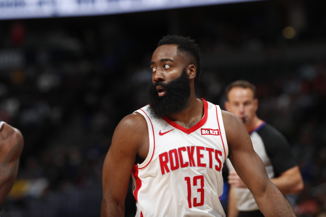 湖人队|2年3000万！湖人首位交易对象正式诞生，20+5后卫或与德罗赞互换