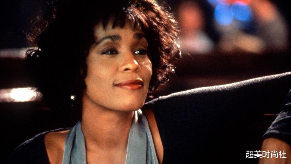 [休斯顿]已故57岁音乐天后，号称美国第一嗓，演唱会身着盔甲胸衣气场全开