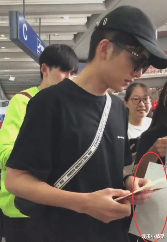 [张新成]张新成机场被女粉送礼物，当看清\女粉丝\的五官，我没有眼花吧？