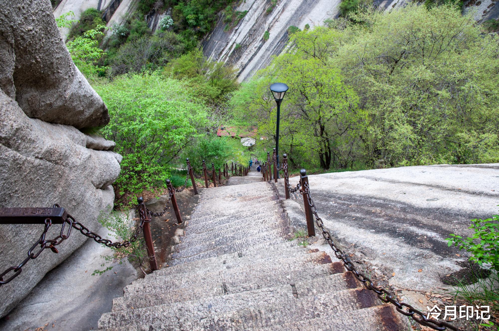 华山|它是中华十大名山之一，被誉为“奇险天下第一山”，山川十分秀美