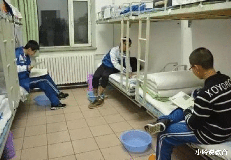 『中小学』初中生为什么不建议“住校”？3个原因太真实了，班主任也没辙！