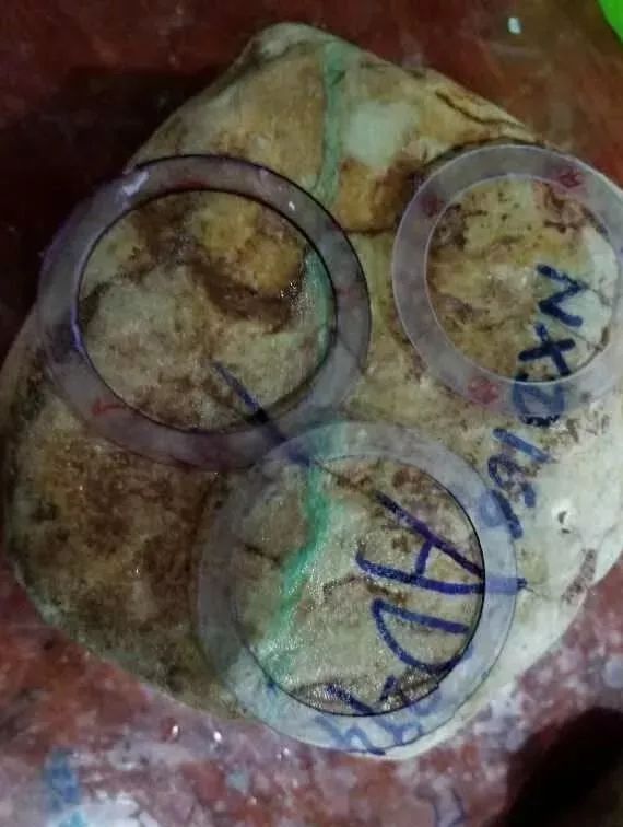 翡翠@宁买一条线,不买一大片,在翡翠原石中经验和眼力的重要性