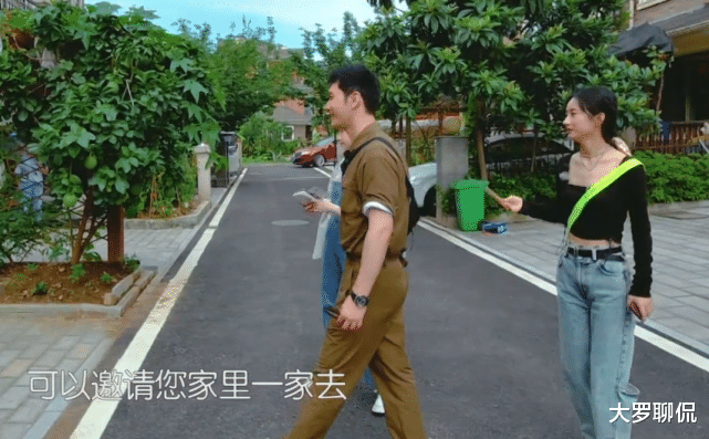 赵丽颖|赵丽颖终于不把衬衫围腰间,当她换上露脐装,路人镜头下身材太真实