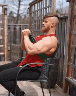 胸肌|无需器械,4个弹力带动作,让你居家就能练出饱满胸肌