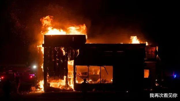 『美国』美国突发大规模暴动！万人洗劫全城 纵火烧楼 市民当街惨死