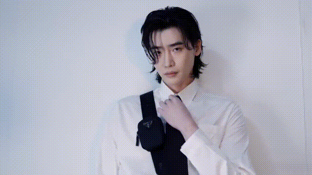 李钟硕|李钟硕回归后形象大变！留微卷长发稳赢李敏镐，解领带更男友力爆棚