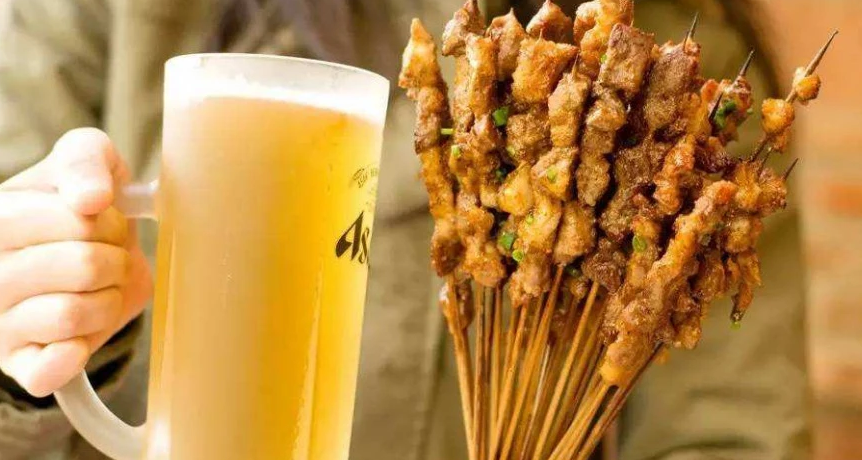 烧烤：火锅店跟烧烤摊为何很多都是啤酒免费喝，难道他们真的不怕亏本吗