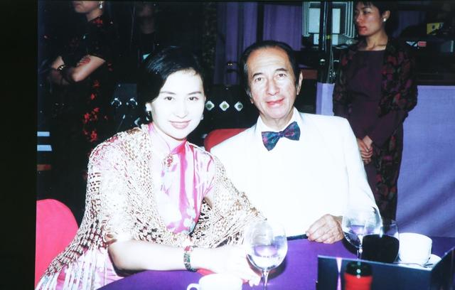 赌王|赌王四房珍藏合影曝光：许晋亨陈百强惊喜出镜，神秘儿子何猷邦被刻意隐藏