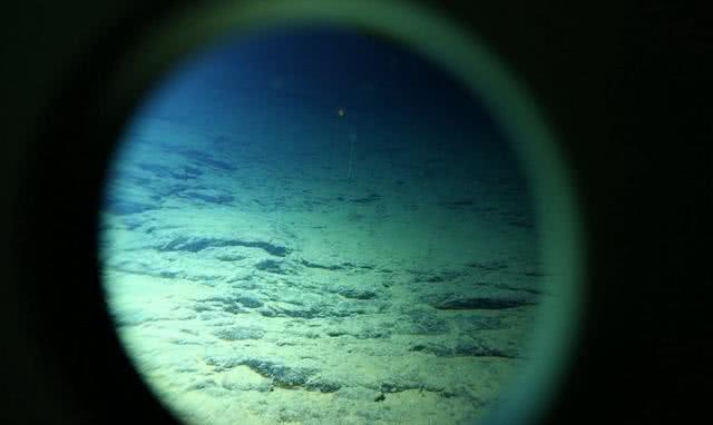 「海沟」最深海底还有泥巴吗，泥巴被压成了什么？答案你万万想不到