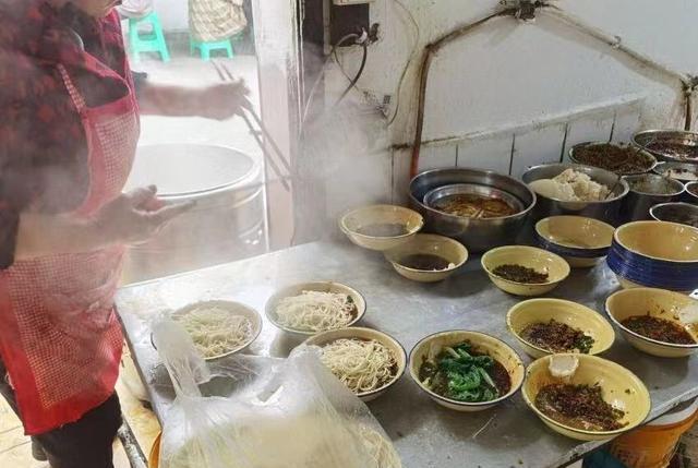 啊娇吃货美食汇 重庆一家开了18年的面馆，藏在坡坡底下，每天食客络绎不绝