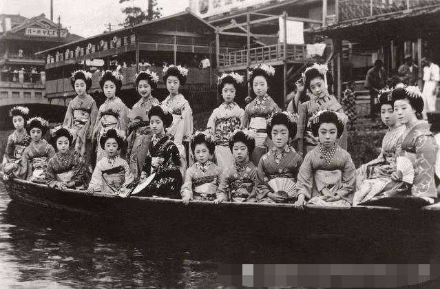 艺伎■20世纪初罕见的日本舞妓老照片：她们看上去只是一群10几岁的女孩