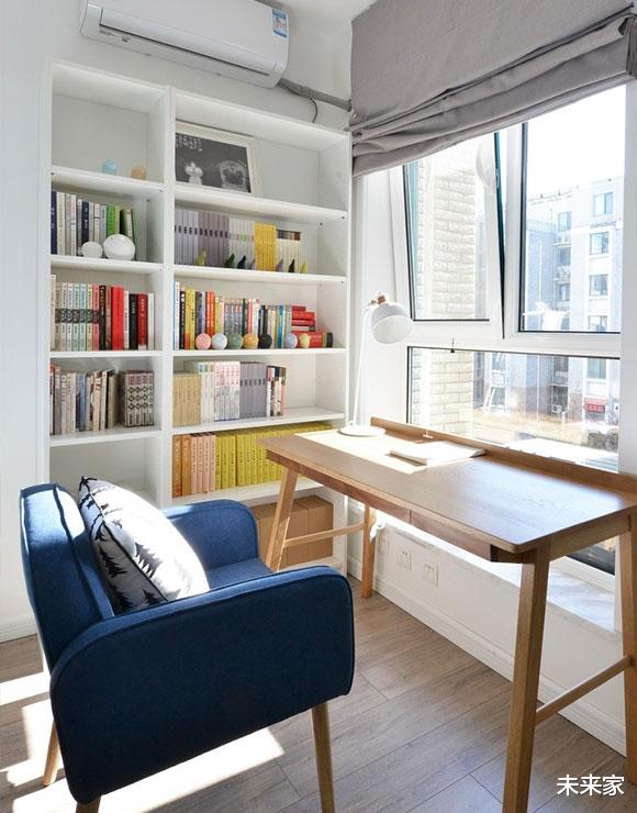 「」墙面刷大白、全屋不造型，阳台抬高摆茶几，设计简洁生活很惬意！