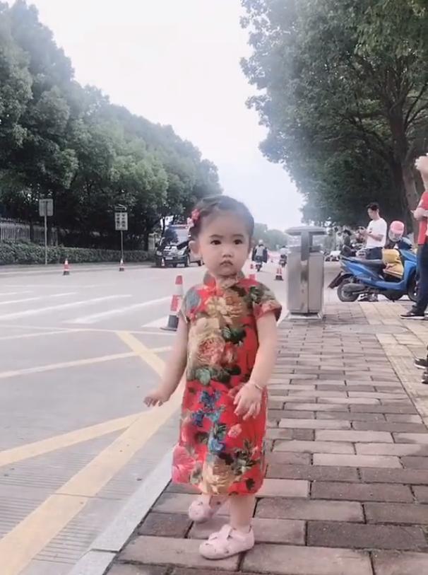 萌宝|萌娃穿旗袍接高考完的哥哥,寓意“旗开得胜”,一起回家画面温馨