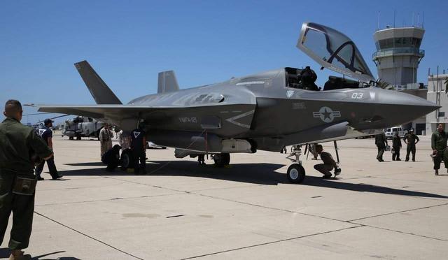 [南海]拿中国警告当耳旁风？美军准航母再闯南海，F-35战机在舰上起飞
