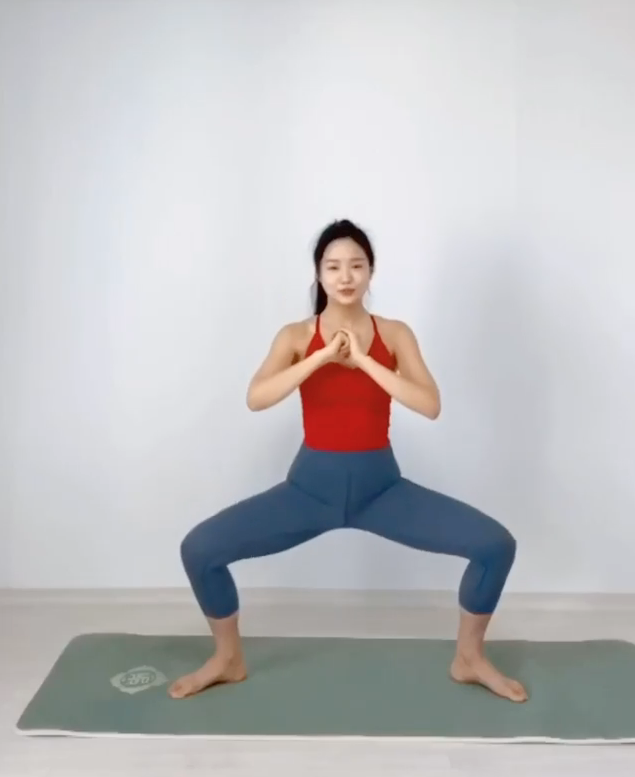 [深蹲]3个瘦大腿内侧深蹲动作，每天10分钟练出纤细铅笔腿