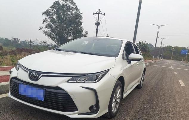 「丰田卡罗拉」开完丰田卡罗拉,2个月后再开朋友的朗逸,车主:对比后一言难尽