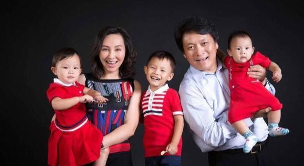 郭靖宇|她19岁就跟人私奔到北京，在地下室为导演生下3个孩子，如今怎样