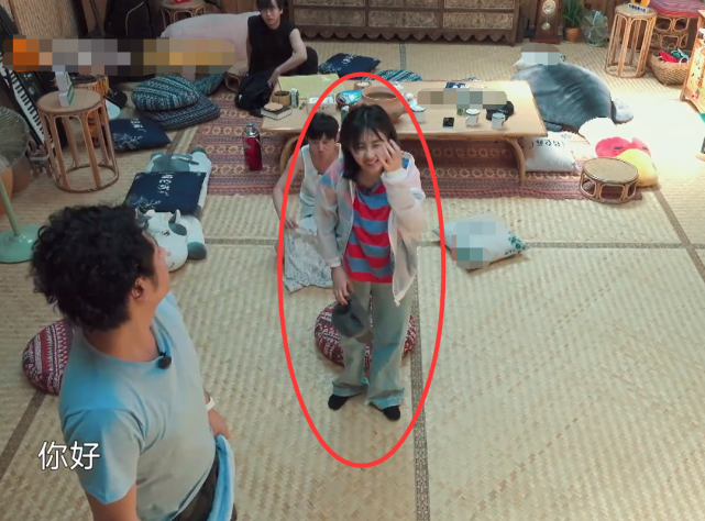 张绍刚:张子枫见到大学老师张绍刚,谁注意咋打招呼的?学生党都懂