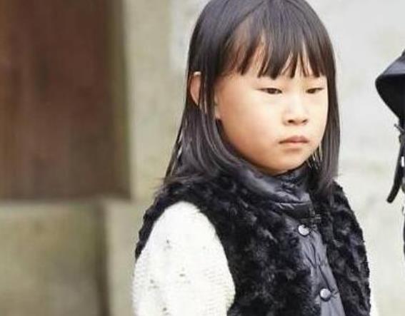 小沈阳|小沈阳女儿逆袭式长大，留长发做美甲戴大耳环，有女团内味了