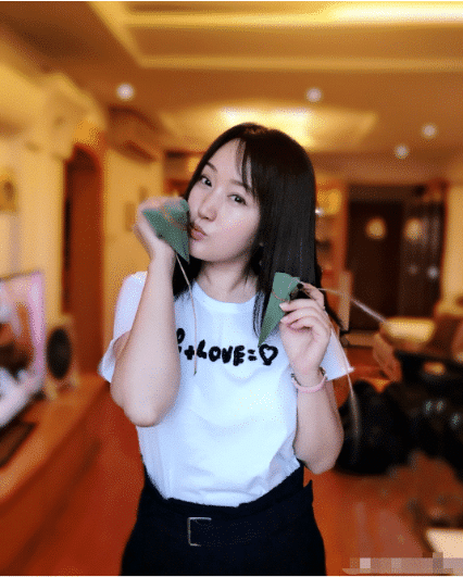 杨钰莹|47岁杨钰莹什么一直嫁不出去? 网友: 看了这些照片, 谁敢娶她啊?