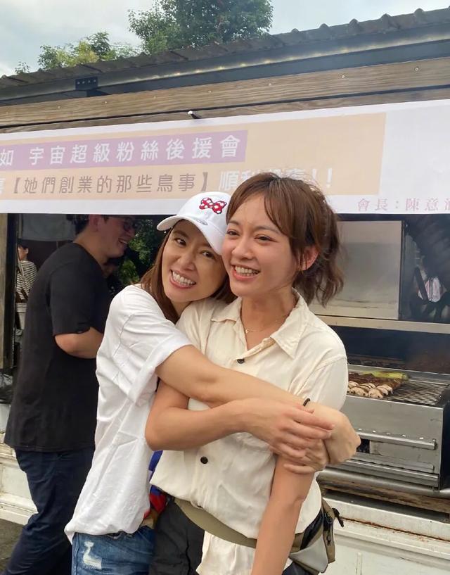 唐嫣@林心如罕见晒与老公霍建华合影，两人对镜甜笑幸福洋溢