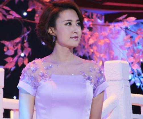 『央视』她是央视著名主持人，嫁大20岁离婚富豪做起后妈，今宛如少女