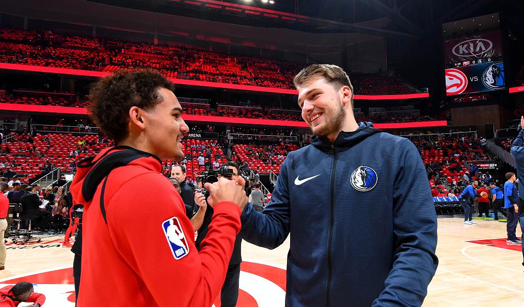 『特雷·杨』同是二年级生，特雷杨已拿到3327分，艾顿1729分，那东契奇呢？