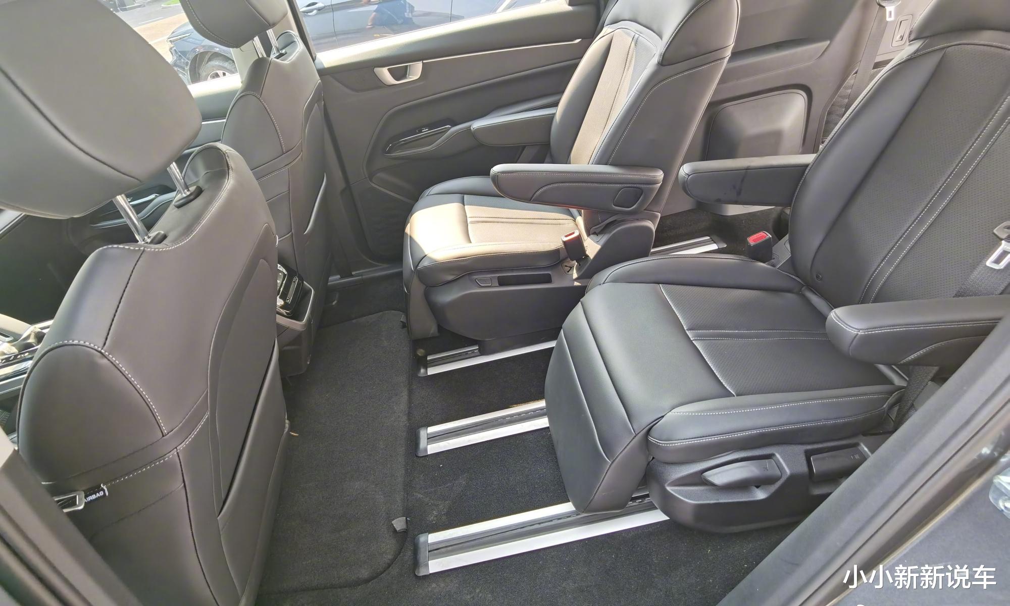 五菱凯捷|五菱凯捷实车现身，“银标”上档次，2+2+2布局，配电子档杆