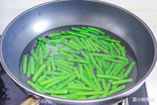 『豆角』长豆角这么做，不仅省油，还特别的入味，出锅香味扑鼻，真不错