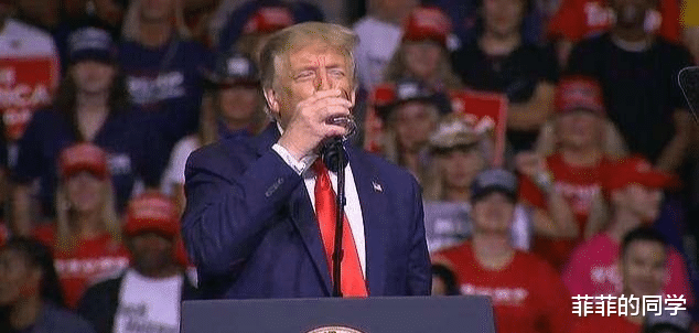 美国■为证明没得“帕金森”，74岁特朗普挑战单手喝水，喝了一半杯子就摔碎了