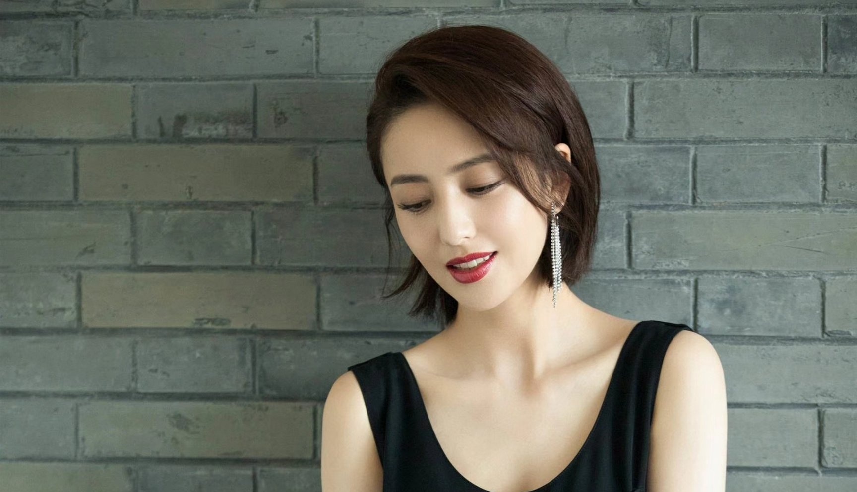 佟丽娅春晚播出生图被疯传穿大红色正装气场大气说是专业的我都信