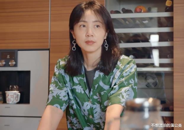 |孙莉带14岁女儿参加聚会！多多做面包打扮清爽又漂亮，胡歌也来了