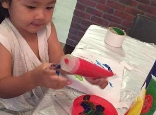 ?带你看看阿雅住的豪宅，如今都做家庭主妇了，吉他留给孩子当玩具
