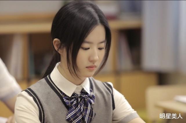 刘亦菲自爆上学时期没人追,看清她的校服照后,给我也不追!