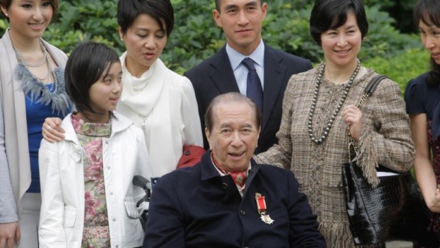 娱你有瓜|赌王不止17个子女？陌生女到灵堂要认祖归宗：出生就被抱到山旮旯