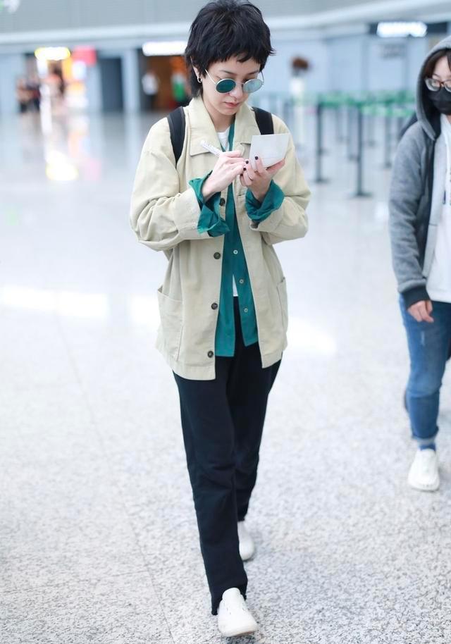 穿衣搭配@郭采洁\奶奶发\好有个性，穿搭休闲满脸胶原蛋白，嫩得不真实