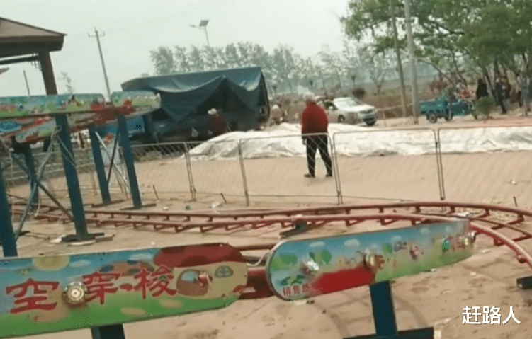 朱之文▲踹朱之文大门的两位被拘留后，他投资的游乐设施也被拆除现场狼藉，事情还在发展中