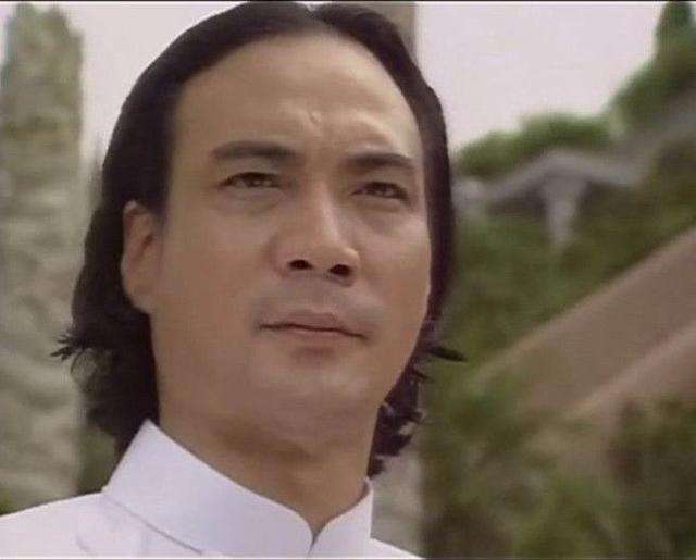 徐少强|70岁的徐少强，满头白发还在四处拍戏，坦言：10岁幼子还需养活！