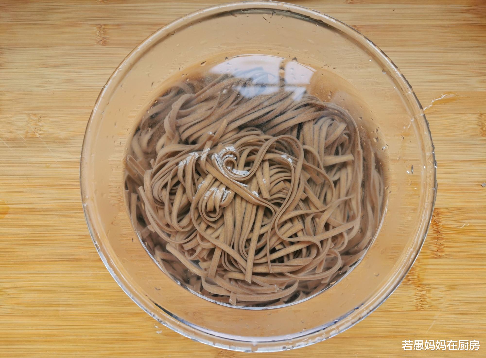 减脂■鸡丝凉面怎么做？原来煮面和料汁都有讲究，做好了不油腻还减脂