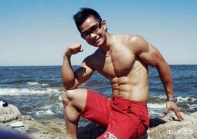 『日本队』他是中国拳王，32岁身价过亿，曾击败过日本拳王，娇妻神似某女星