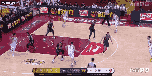 胡金秋|你老了?2米10胡金秋单挑易建联,硬撞后一动不动,结局尴尬如唐斯