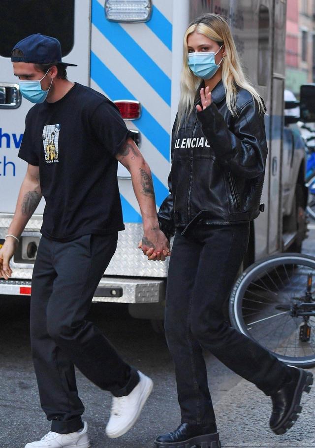 皮衣|大布与未婚妻现身街头，未婚妻穿皮衣气场超强，染发后颜值却低了