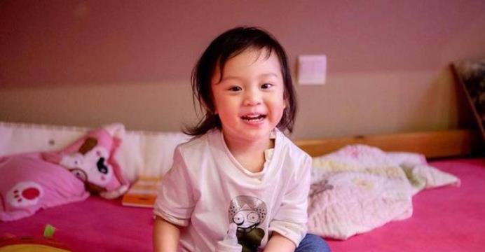 「孙俪」邓超为六岁女儿庆生，五官酷似孙俪，一家人合影尽显童趣