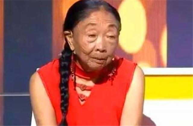 臆说古史|26岁小伙和59岁老太上演“奶孙恋”，携手24年后，他后悔了吗