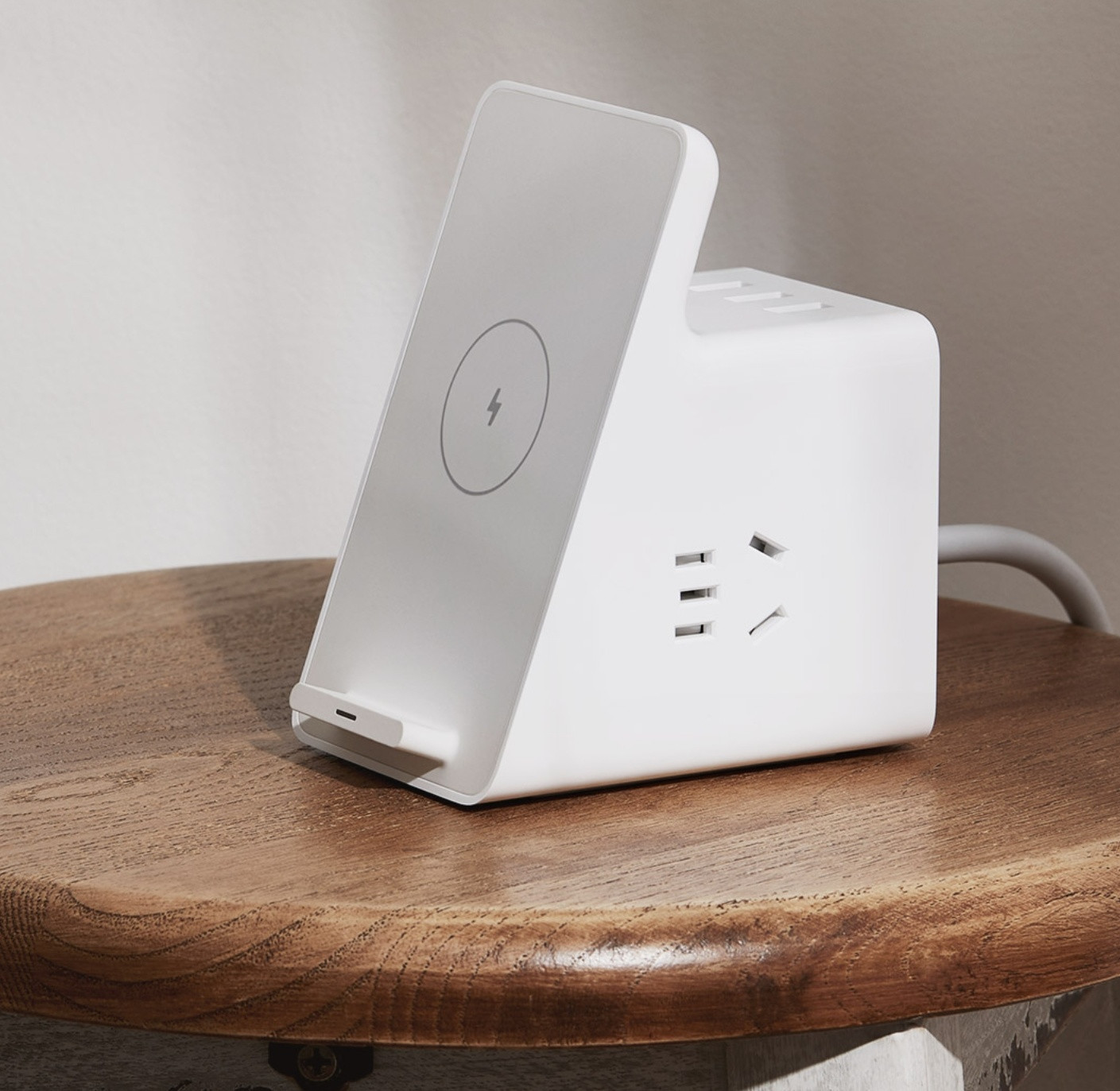 小米推出立式无线充插座:一款多功能合一的充电设备