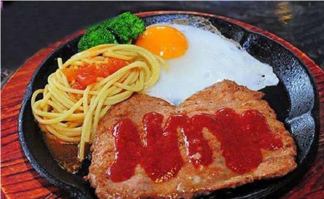 牛排|吃牛排,盘中有枚生蛋?不懂的人直接吃掉,服务员:这太好笑了!