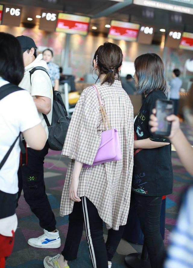 赵露思|唐艺昕：一身花格衬衣现身，扎“短马尾”白色短T恤配黑裤显高挑